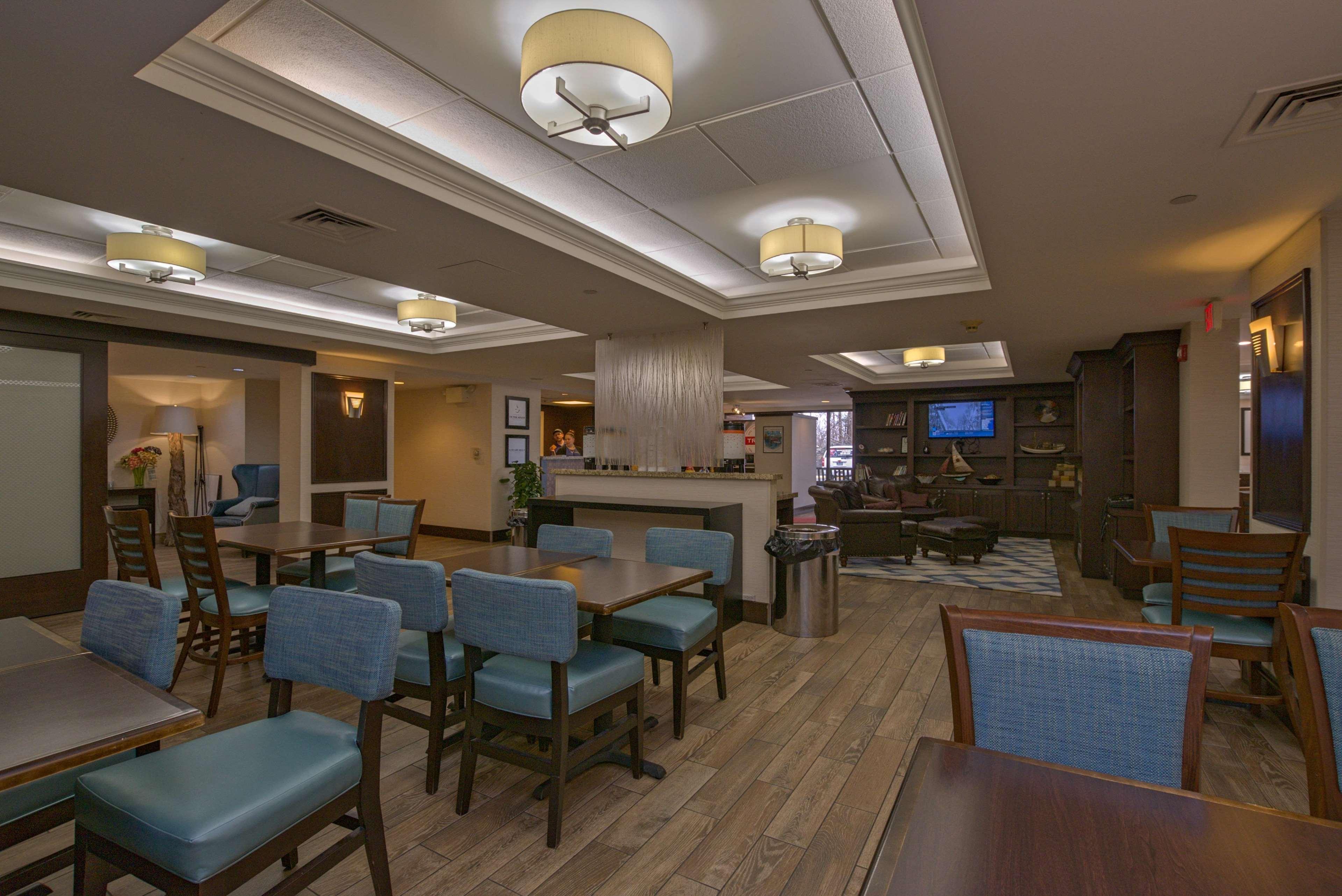 Hampton Inn Portsmouth Central Exterior foto